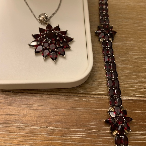 Rich Dark Garnet Flower Pendant - Picture 10 of 11
